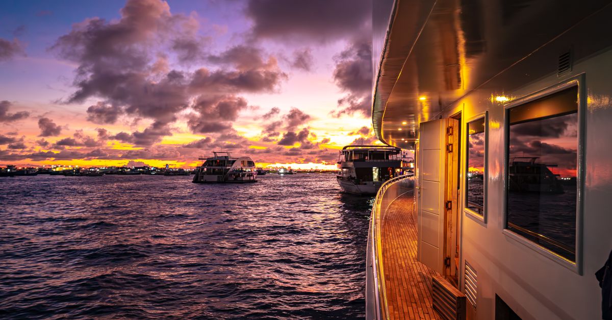 Liveaboard vs Dive Resort: How To Choose The Right Dive Trip contextual article image for Dive Nomadic.